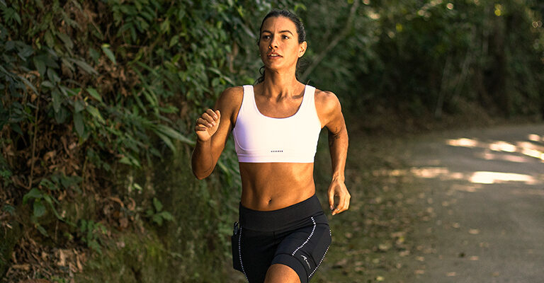 Mulher correndo ultramaratona com Linha GRIT da Authen | A treinadora Dani Santarosa responde quatro perguntas que vão indicar se você está preparada para correr uma ultramaratona?