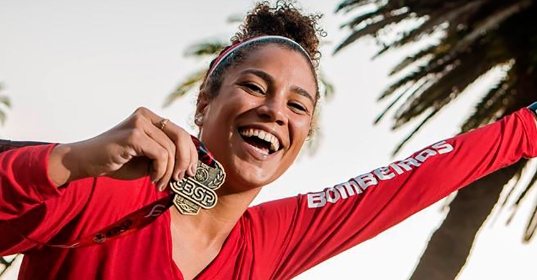 Amanda Brambilla comemora medalha | Como quebrar seu recorde pessoal já na próxima corrida