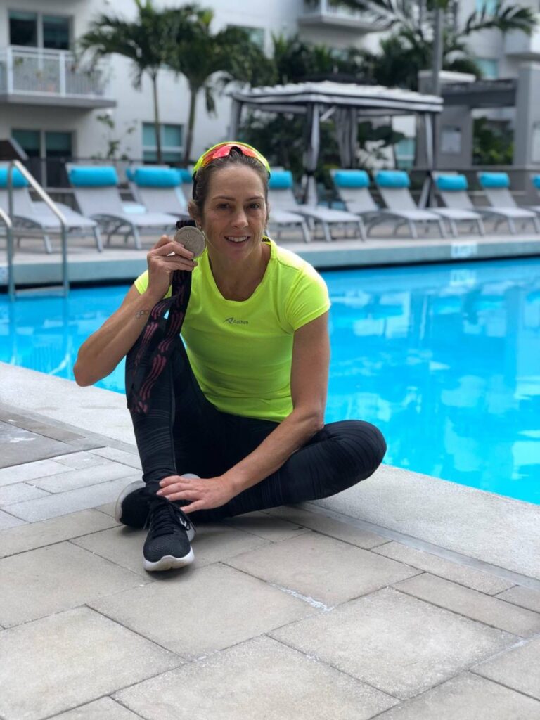 A atleta Carla Moreno mostrando sua medalha, com uma camisa Authen | Sara Mineira durante uma prova de trilha | Gabi Marques e sua mãe comemorando o final de prova | Roberta Weisheimer comemorando sua medalha após completar maratona | Somos corredoras, somos inspiraçãoRoberta Weisheimer comemorando sua medalha após completar maratona | Somos corredoras, somos inspiração