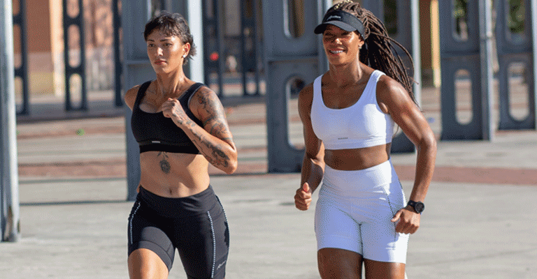 Duas mulheres correndo juntas com Linha GRIT da Authen | Maratona: roupas de compressão e performance
