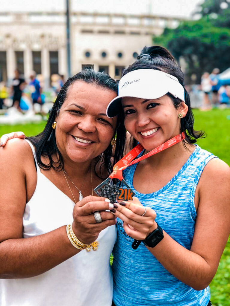 Gabi Marques e sua mãe comemorando o final de prova | Roberta Weisheimer comemorando sua medalha após completar maratona | Somos corredoras, somos inspiraçãoRoberta Weisheimer comemorando sua medalha após completar maratona | Somos corredoras, somos inspiração