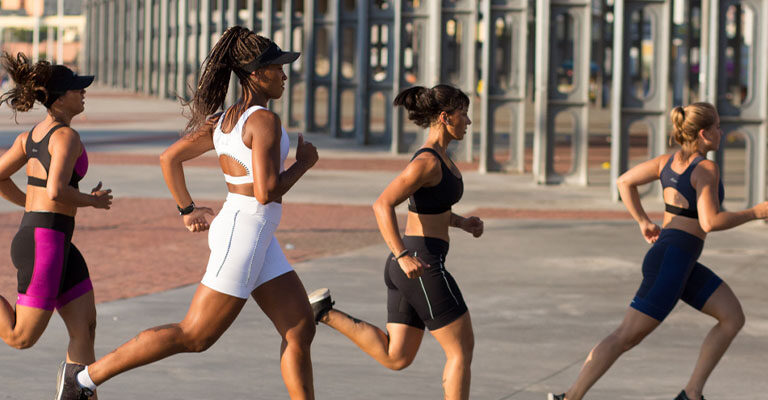 Grupo de mulheres correndo com a Linha GRIT da Authen | Corra como uma mulher