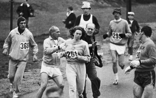 Kathrine V. Switzer sendo impedida de correr a maratona de Boston | Corra como uma mulher