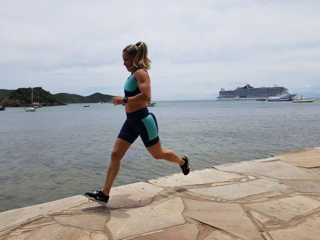Mirella Souza correndo com a Linha GRIT da Authen | Somos corredoras, somos inspiração
