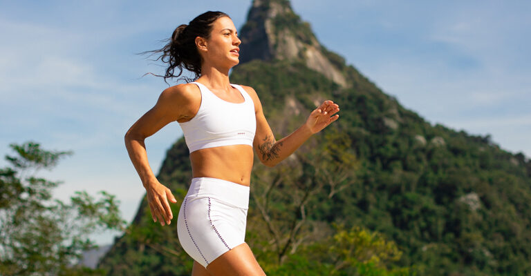 Mulher correndo ao ar livre com roupas Authen | Ultramaratona no Brasil: 5 corridas imperdíveis para competir sem sair do país