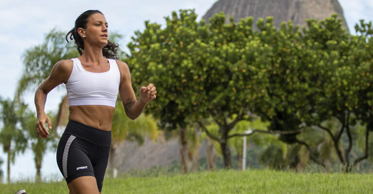Mulher correndo no Aterro do Flamengo, usando Sprint Spurt Authen | Dicas para treinos intervalados de velocidade