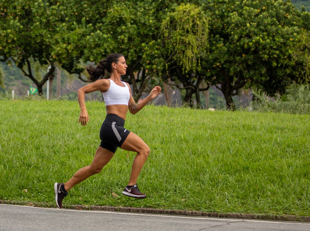 Mulher correndo treino intervalado de velocidade com a bermuda Sprint Spurt | Ciclo de treinos para corrida: conheça todas as etapas