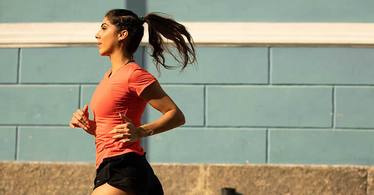 Mulher correndo com camisa esportiva da Authen | Quero começar a correr mas não tenho tempo