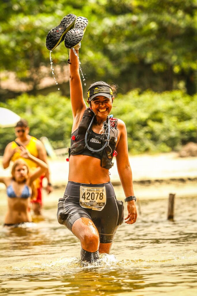 Sara Mineira durante uma prova de trilha | Gabi Marques e sua mãe comemorando o final de prova | Roberta Weisheimer comemorando sua medalha após completar maratona | Somos corredoras, somos inspiraçãoRoberta Weisheimer comemorando sua medalha após completar maratona | Somos corredoras, somos inspiração