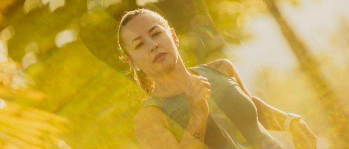 Mulher correndo ao ar livre, praticando corrida para emagrecer, destacando os benefícios de correr para perder peso.